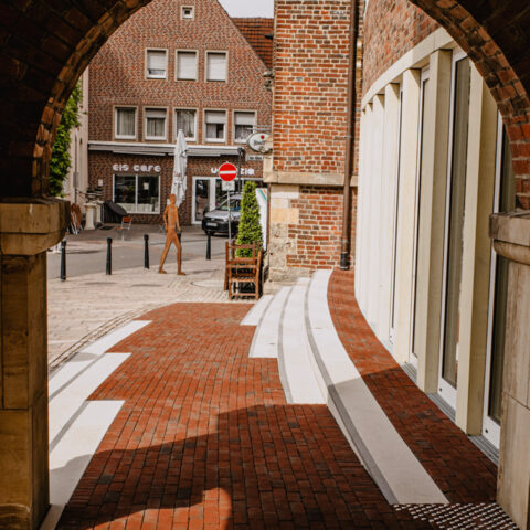 ML-GartenPlus_Galabau-Coesfeld_Referenzen_Forum-Altes-Rathaus_Borken_Sandstein_02