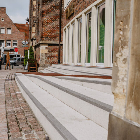 ML-GartenPlus_Galabau-Coesfeld_Referenzen_Forum-Altes-Rathaus_Borken_Treppengestaltung
