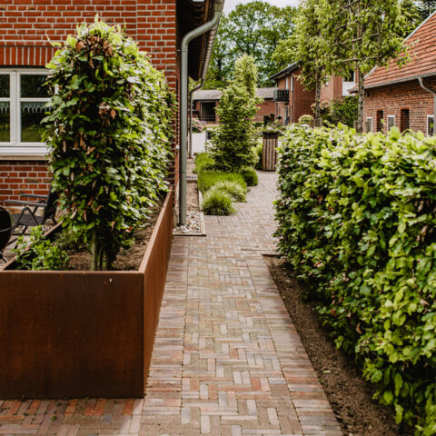 ML-GartenPlus_Galabau-Coesfeld_Referenzen_Landhaus_Borken_Hochbeet-Cortenstahl