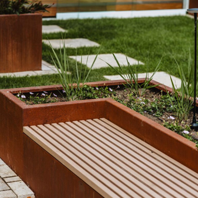 ML-GartenPlus_Galabau-Coesfeld_Referenzen-Garten-mit-Cortenstahlelementen-in-Coesfeld-Cortenstahlelement-Sitzbank