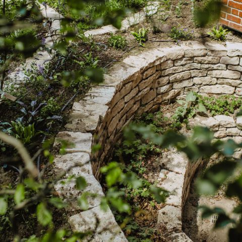 ML-GartenPlus_Galabau-Coesfeld_Referenzen-Garten-mit-Cortenstahlelementen-in-Coesfeld-Kalksteinmauer