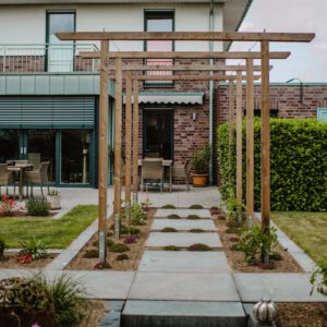 ML-GartenPlus_Galabau-Coesfeld_Referenzen-Garten-mit-ueberdachter-Sitzgelegenheit-und-Stillgewaesser-Holztore