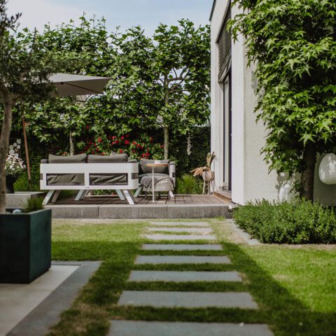 ML-GartenPlus_Galabau-Coesfeld_Referenzen-Garten-mitSchaukel-in-Coesfeld-Steinplattenweg