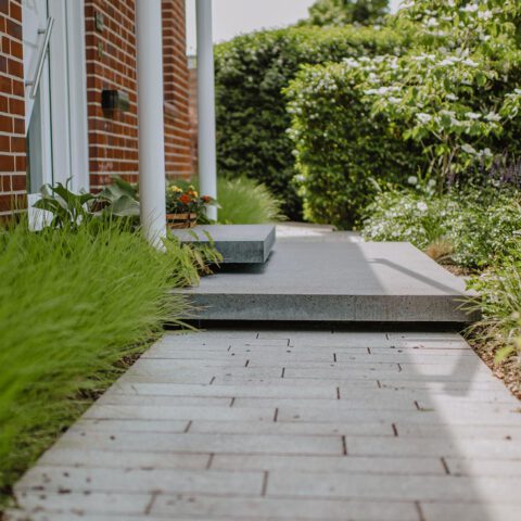 ML-GartenPlus_Galabau-Coesfeld_Referenzen-Vorgarten-mit-schwebenden-Platten-Treppe