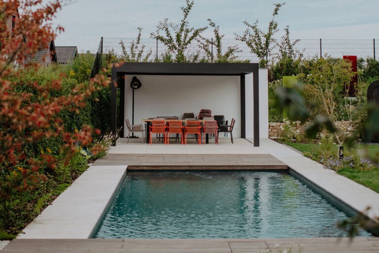 ML-GartenPlus_Galabau-Coesfeld_Artikel-quadratisch_Firmengarten_Pool_Sitzgruppe-Ueberblick