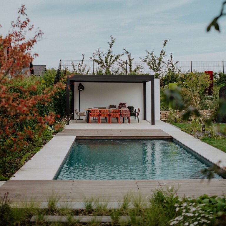 ML-GartenPlus_Galabau-Coesfeld_Artikel-quadratisch_Firmengarten_Pool_Sitzgruppe-Ueberblick
